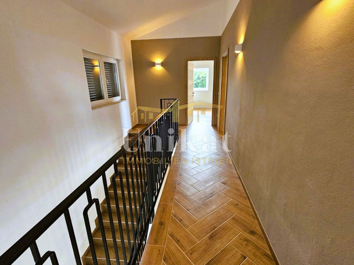 Novogradnja: hiša s 3 spalnicami in bazenom - pogled na morje